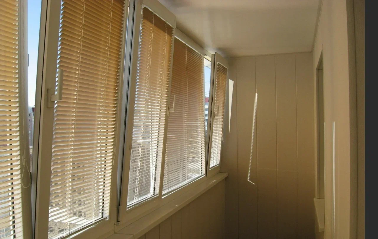 Жалюзи на лоджию и балкон – подробный обзор лучших вариантов