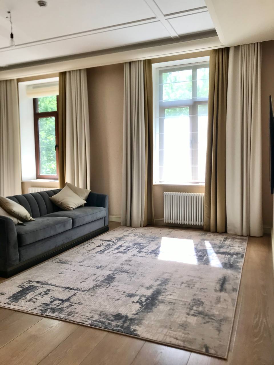 Шторы в гостиную с электроприводом